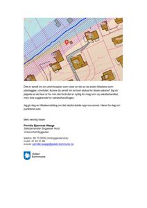 Bildet viser en utomhusplan (tomteplan) med bygningsfotfot, vegger og andre planleggingsdata. Det er også til stede en e-postadresse og en signatur fra en saksbehandler.