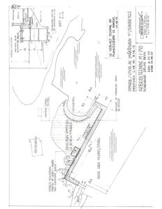 Situasjonsplan som viser plassering av en ny steinrygg i forhold til eksisterende terreng, vann og eiendomsgrenser.