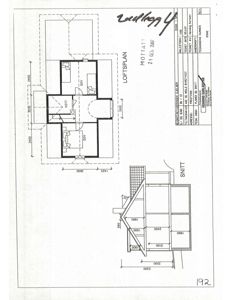 Bildet viser en tegning med både etasjeplan (LOFTSPLAN) og et snitt (SNITT) av en bygning.