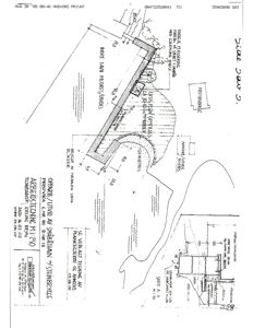 Situasjonsplan som viser bygningens plassering i forhold til eiendomsgranser, vannkropp og terrengform.