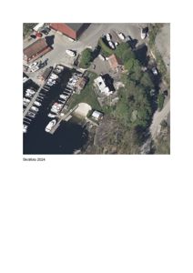 Luftfoto (satellittbilde) av en kystnær eiendom med båthavn, båter, og omgivende natur.