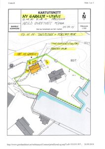 Kartutsnitt som viser tomtens grenser, nabotomter, topografi og plassering av en garasje og et uthus.