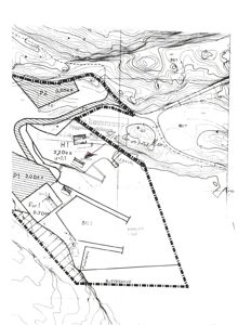 Situasjonsplan som viser tomtens form, grenser, høydemålerkurver (konturlinjer), og plassering av bygninger i forhold til terrenget.
