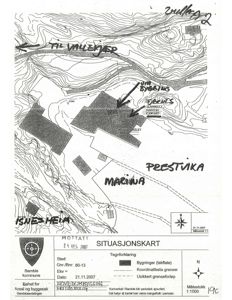 Situasjonskart som viser tomtens topografi, bygningers plassering og grenser.