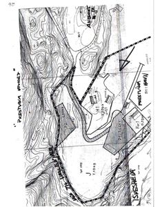 Situasjonsplan som viser topografi (høydekurver), eiendomsgrenser, og plassering av bygninger på tomta.