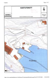 Situasjonsplan (kartutsnitt) som viser bygningenes plassering i forhold til terrenget, vann (Prestvika) og nabolag.