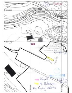 Situasjonsplan som viser bygningers plassering på tomt, høydeforhold (konturlinjer), og koordinater.