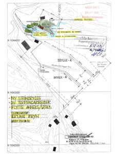 Situasjonsplan som viser tomtens form, høydeforhold (konturlinjer), plassering av bygninger (Brygge A og B), vannkropp og arkitektkontorets stempel.