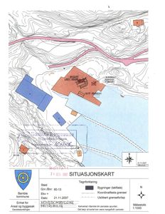 Situasjonskart som viser bygningers plassering på tomt med høydekurver, vann og grenser.