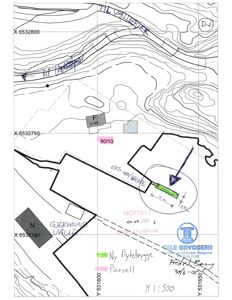 Situasjonsplan som viser tomtens topografi (høydekurver), eksisterende og planlagte bygninger, samt koordinatsystem (X/Y-aksler).