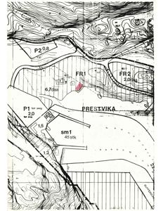 Situasjonsplan som viser tomtedeling, høydeforhold (konturlinjer), veier og bygningers plassering i forhold til hverandre.