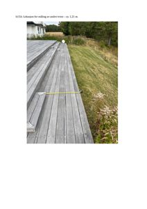 Fotografi av en utvendig trapp med målebånd for å dokumentere høyden på trinnene.