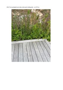 Fotografi av en terrasse med tredekk og busker, med tekst som angir terrassens høyde.