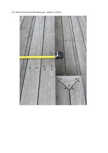 Fotografi av en terrasse med tredekk, der en gul målebånd er lagt ut for å vise dybden på første trinn ned fra hovedterrassen.