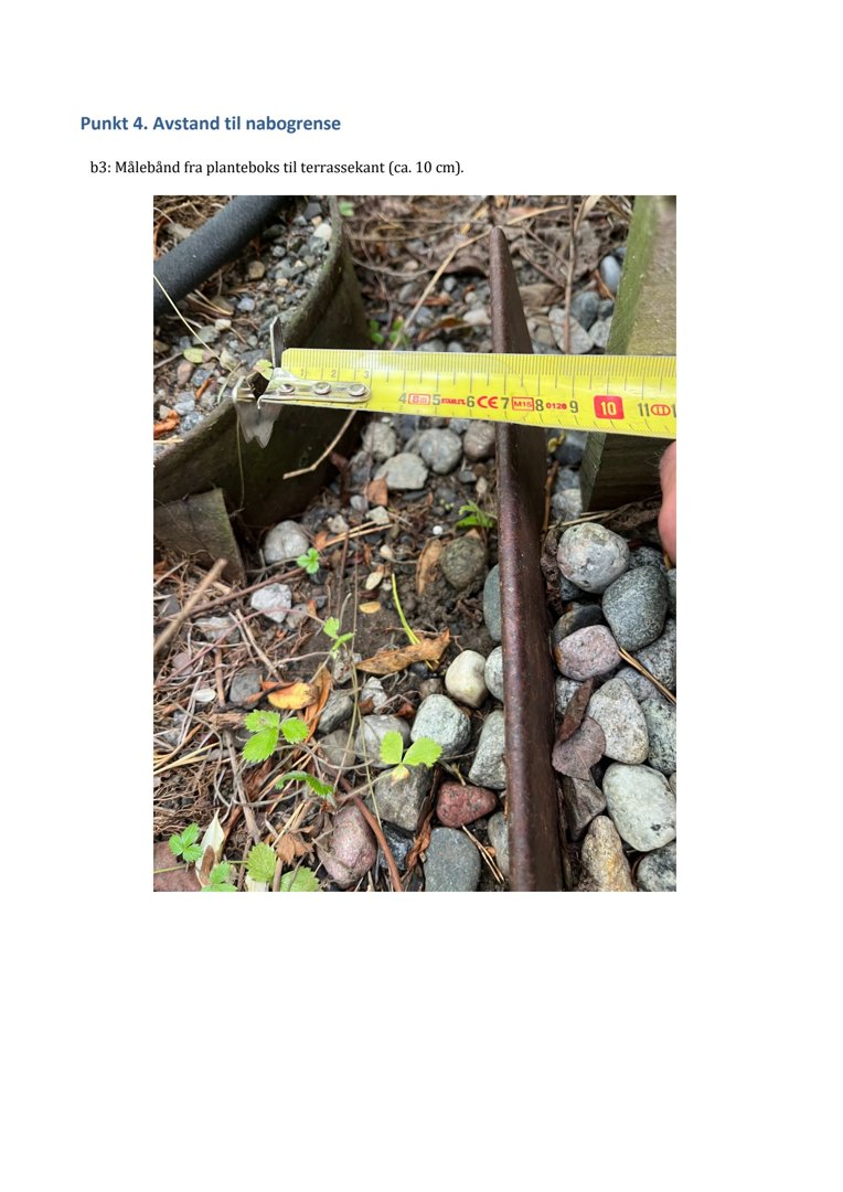 Fotografi som viser et målebånd som strekker seg fra en terrassekant (med en planteboks) til en grensemarkering (en metallstang) i bakken.