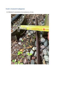 Fotografi som viser et målebånd som strekker seg fra en terrassekant (med en planteboks) til en grensemarkering (en metallstang) i bakken.