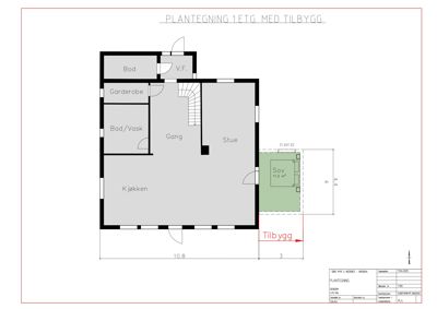Plantegning av 1. etasje med romfordeling (stue, kjøkken, bad, gang) og en tegnet tilbygg til høyre.