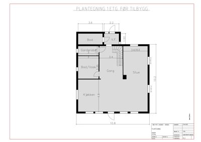Plantegning av første etasje før tilbygg, som viser romfordeling, dimensjoner og inngangspunkter.