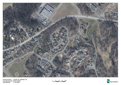 Flyfoto eller satellittbilde av et boligområde med veier, hus og natur. Bildet inneholder koordinatdata, skala og utskriftsdato.