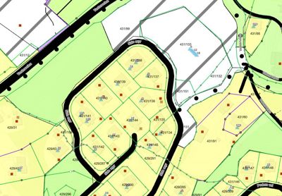 Situasjonsplan som viser eiendomsgrenser (grønnfarget), vegnett (svarte linjer) og vannareal (blått).