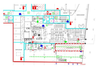 Etasjeplan (tverrsnitt) som viser romfordeling, møblering, tekniske installasjoner (ventilasjon, brannslukking) og utvendige forhold for en bygning.
