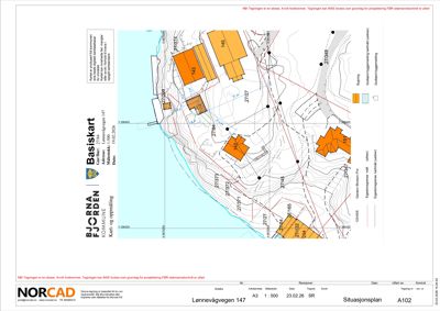 Situasjonsplan som viser tomtens beliggenhet, naboeiendommer, høydemålerlinjer og bygningers plassering.