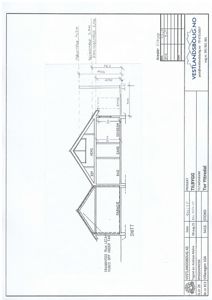 Snittegning av en bygning som viser romfordeling (garasje, bad, gang, soverom, hems) og konstruksjonsdetaljer.