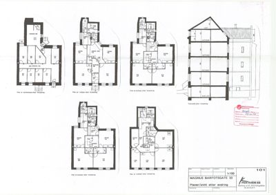 Bildet viser en samling av etasjeplaner og et tverrsnitt (snitt) for en bygning. Det er også en tegningsskisse i bunnen høyre hjørne.