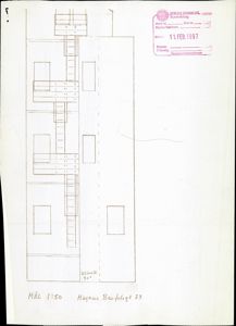Tegning som viser fasadeopprikk (utvendig profil) av en bygning sett fra siden, med trapp og vinduer.