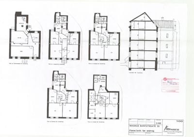 Bildet viser en samling av etasjeplaner (1. etasje, 2. etasje, 3. etasje, 4. etasje, 5. etasje, 6. etasje) og et snitt (snitt for forandring) for en bygning i Magnus Barfotgata 33.