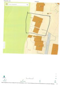 Kart fra Norgeskart som viser et område med flere bygninger, eiendomsgrenser og topografi.