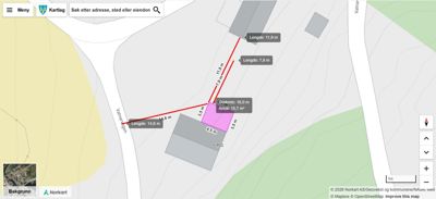 Situasjonsplan som viser eiendomsgrunnlinjer, bygningers plassering og mål på en tomt.