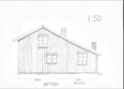 En håndtegnet fasadetegning av en bygning sett fra øst, med angitte mål og etasjefordeling.