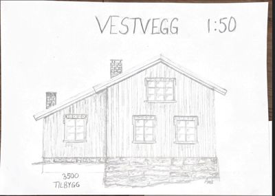 Penseltegning av vestvegg (fasade) med mål 1:50, som viser vinduer, tak, skorstein og grunnmur.