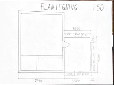 En håndtegnet etasjeplan (plantegning) med romfordeling og mål i millimeter.