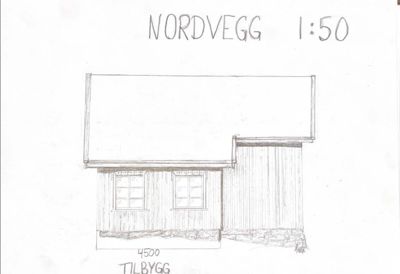 En håndtegnet fasade (oppriss) av en bygning sett fra nord, med mål og notasjoner om tilbygg.