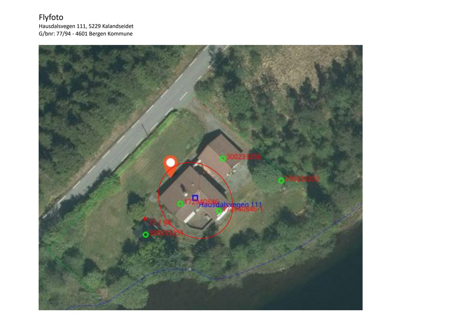 Flyfoto av eiendom ved Hausdalsvegen 111 med overlagte koordinater og adresseinformasjon.