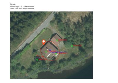 Flyfoto av eiendom ved Hausdalsvegen 111 med overlagte koordinater og adresseinformasjon.