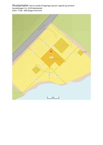 Situasjonsplan som viser tomtens grenser, nabobygninger, vegmidter og vannkant med mål.