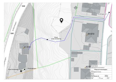 Situasjonsplan som viser tomtens beliggenhet, høydeforhold (konturlinjer), eksisterende vannledninger og tilknytningspunkter.
