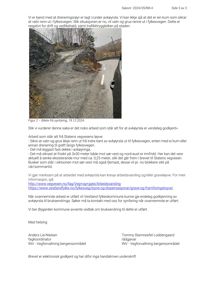 Fotografi av en fylkesvei med vann og grus som renner ut i veien, samt busker ved siden av.