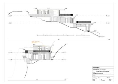 Snittegning (Tilbygg og hovedbygging) som viser tverrsnittet av bygningen i forhold til terrenget, med høydemål og konstruksjonsdetaljer.