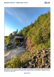 Fotografi av en bolig og tilkomsområdet sett mot nord, med bratt fjellskrent i bakkant.