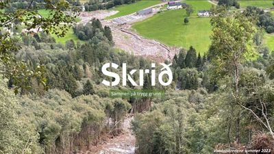 Fotografi av et naturlandskap med en elv, skog og en bebyggelse i bakgrunnen. Bildet har et logo ('Skrið') og en tittel ('Vistdalskredene sommer 2023') påført.
