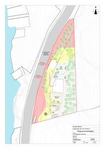 Situasjonsplan som viser tomtens form, beliggenhet i forhold til vei og vann, samt plassering av bygninger, parkeringsplasser og vegetasjon.