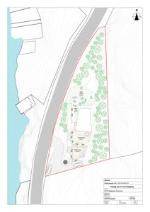 Situasjonsplan som viser tomtens form, omgivende terreng (konturlinjer), naboeiendommer, vann, vegetasjon og plassering av nye og eksisterende bygninger.