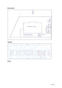 Bildet viser en situasjonsplan med en tegning av en eksisterende bolig og et flatebygg, samt en fasadetegning under. Det er også håndskrevne notater om areal og tomtegrenser.