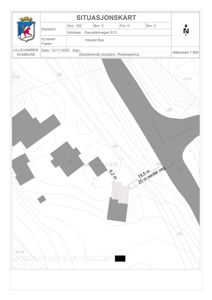 Situasjonskart som viser eiendomsgrunn, eksisterende bygninger og topografi.