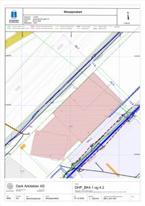 Situasjonskart som viser tomtens form, grenser, tilstøtende veier og bygningens plassering i forhold til omgivelsene.