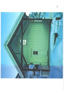 Fotografi av en grønn bygning med etasjehus og snø i bakgrunnen.